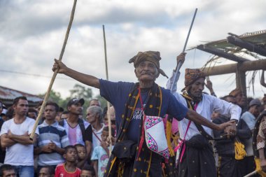 Bajawa, Endonezya - 19 Mayıs: Kimliği belirsiz erkek dans boks maçı yakınındaki Bajawa Doğu Nusa Tenggara, Endonezya tarihinde 19 Mayıs 2017 arasında. 