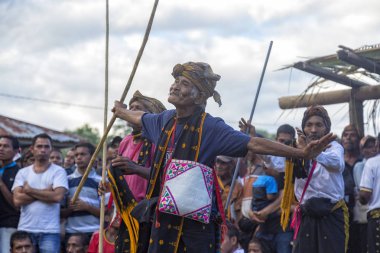 Bajawa, Endonezya - 19 Mayıs: Tanımlanamayan büyükleri dans Bajawa Doğu Nusa Tenggara Endonezya 19 Mayıs 2017 üzerinde yakın bir tradional boks maçı sırasında. 