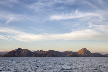 Güneş doğuyor üzerinde bir dramatik Komodo manzara.