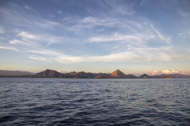Endonezya Rinca adanın kuzey kesiminde görünümünü. 