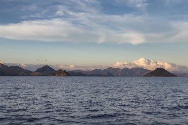 Birden çok Adaları şafakta Komodo Ulusal Parkı.