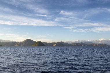 Rinca Adası ve okyanus geniş açılı görünüş. 