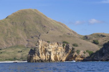 Güzel Pulau Padar adada Komodo Ulusal Parkı dramatik kıyı şeridi. 