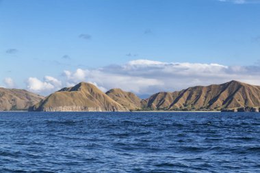 Kurak dramatik hills Pulau Padar adada Komodo Ulusal Parkı. 