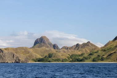Okyanus ve küçük bir plaj Pulau Padar adada Komodo Ulusal Parkı. 