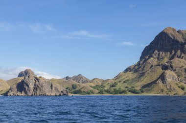 Sabah mavi gökyüzü Pulau Padar adada Komodo Ulusal Parkı. 