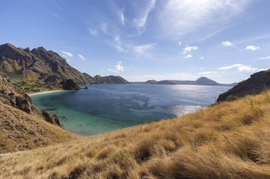 Kurak otlak ve bozulmamış bay Pulau Padar adada Komodo Ulusal Parkı. 