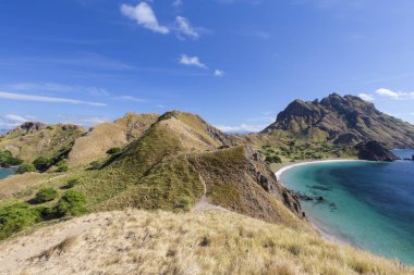 Kurak mevsimin güzel görünümünde Pulau Padar Adası. 