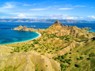 Komodo arasında Pulau Padar Adası ve Rinca Adaları Labuan Bajo Endonezya yakınındaki dramatik sırtlar havadan görünümü.