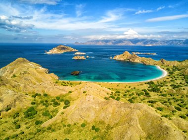 Komodo arasında Pulau Padar Adası ve Rinca Adaları Labuan Bajo Endonezya yakınındaki küçük bir Bay havadan görünümü.