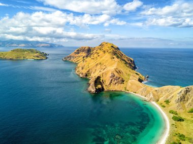 Komodo arasında Pulau Padar Adası ve Rinca Adaları Labuan Bajo Endonezya yakınındaki Güney ucu, havadan görünümü.