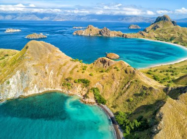 Komodo arasında Pulau Padar Adası ve Rinca Adaları Labuan Bajo Endonezya yakınındaki iki Akuamarin koylarından havadan görünümü.