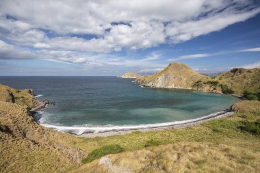 Komodo Ulusal Parkı içinde Pulau Padar adada kayalık plaj.