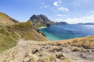 Yürüyüş parkurları ve güzel su Pulau Padar adada Komodo Ulusal Parkı.