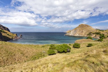 Komodo Ulusal Parkı içinde Pulau Padar adada küçük sessiz özel plaj.