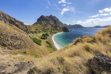 Manzara üzerinde geniş açı görünümünü Pulau Padar adada Komodo Ulusal Parkı.