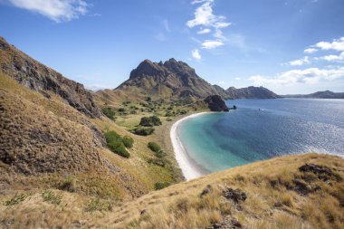 Güzel mavi gökyüzü ve okyanus Pulau Padar adada Komodo Ulusal Parkı.
