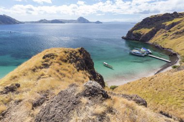 Komodo Ulusal Parkı içinde Pulau Padar adada bir koyunda demirledi Longtail tekneler.