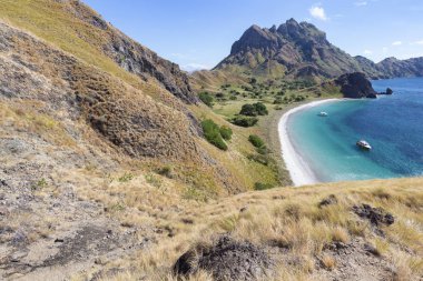 Komodo Ulusal Parkı içinde Pulau Padar adada boş plaj streç iki tekne.