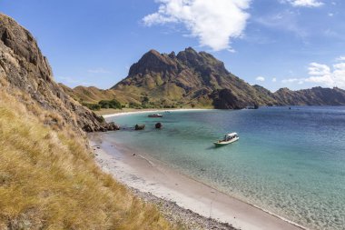 Güzel görünümü tekneler Pulau Padar adada Komodo Ulusal Parkı ve plajlar.