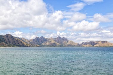 Mavi su ve dramatik doruklarına Komodo Adası. 