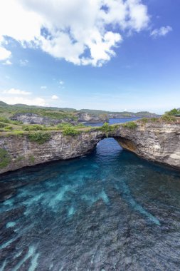 Nusa Penida üzerinde kırık Beach manzaralı. 