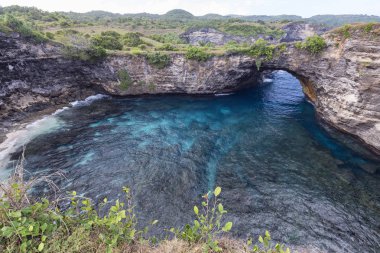 Nusa Penida Broken Beach lagün, güzel berrak mavi suları. 