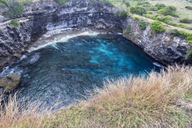 Güzel mavi lagün Broken Beach deki Nusa Penida, Endonezya bakarak görünüm. 