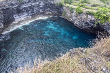 Nusa Penida, Endonezya kumsalda Broken adlı güzel araçların yüzme özelliği su. 