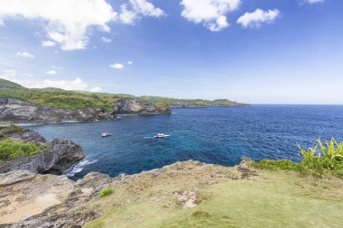 Şnorkel ve dalış Tur tekneleri Nusa Penida, Endonezya Beach'te kırık yanında. 