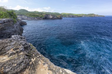 Temiz su ve mercan resifleri Nusa Penida, Endonezya kumsalda kırık yanında. 