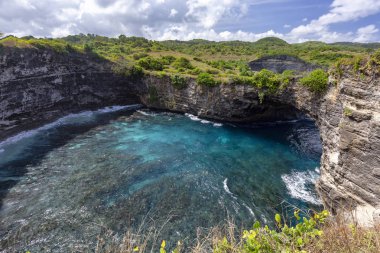 Güzel Broken Beach yakınındaki Bali Nusa Penida adada güneşli bir gün. 