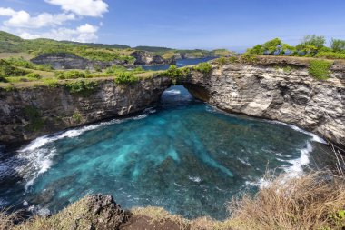 Güzel ve temiz masmavi su Broken Beach deki Nusa Penida, Endonezya. 