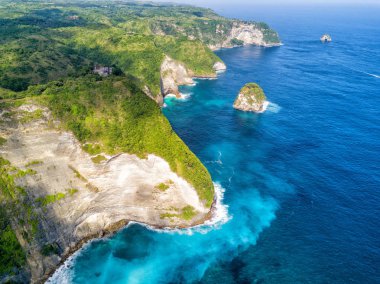 Paluang cliff ve arkasında engebeli kıyı şeridi Nusa Penida, Bali, Endonezya kumsalda Klingking yakınındaki havadan görünümü.
