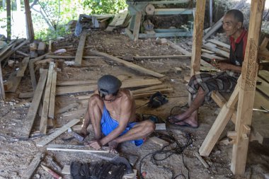 Nusa Penida, Endonezya - 9 Temmuz: Nusa Penida, Endonezya tarihinde 9 Temmuz 2017 tahtaya kimliği belirsiz sculpts.