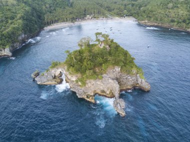 Pulau Batumejinong küçük ada ile küçük bir hindu tapınağı içinde küçük bay Crystal sahilde Nusa Penida, Endonezya. 