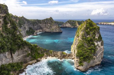 Nusa Batumategan küçük ada ve Nusa Batupadasan üzerinden Nusa Penida Adası Bali, Endonezya yakınındaki Raja Lima tapınak ve Jeoloji görmek ilginç. 