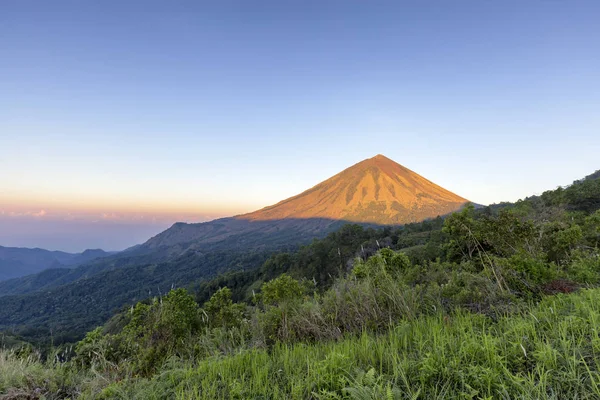 Frühen Morgen Blick Auf Licht Trifft Mount Inerie Ein Vulkan — Stockfoto