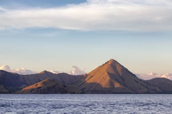 Luz Del Amanecer Golpea Una Montaña Isla Rinca Indonesia — Foto de Stock