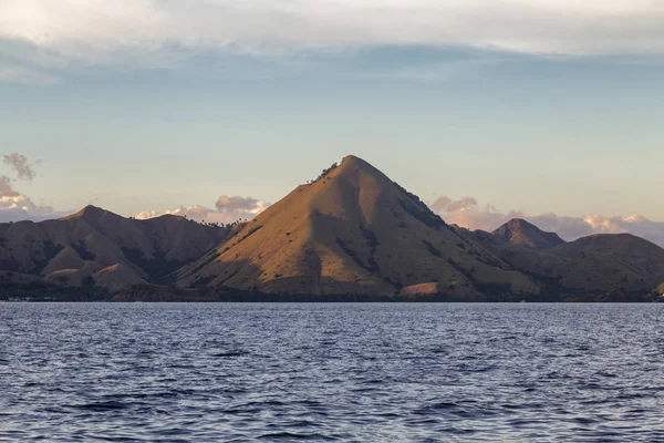 Dramática Vista Matutina Una Montaña Parte Norte Isla Rinca Indonesia — Foto de Stock