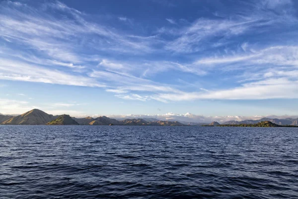 Las Primeras Aguas Azules Mañana Cielo Frente Costa Isla Rinca — Foto de Stock