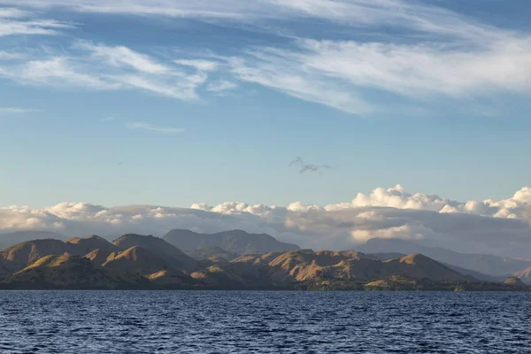 Isla Rinca Con Nubes Lejos Parque Nacional Komodo — Foto de Stock