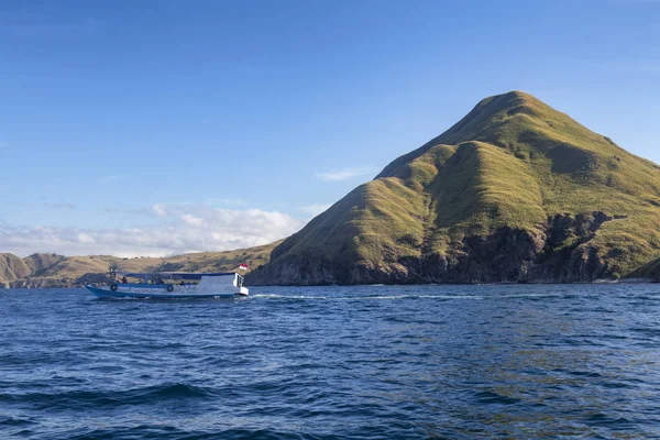 Océano Azul Una Sola Colina Isla Pulau Padar Parque Nacional — Foto de Stock