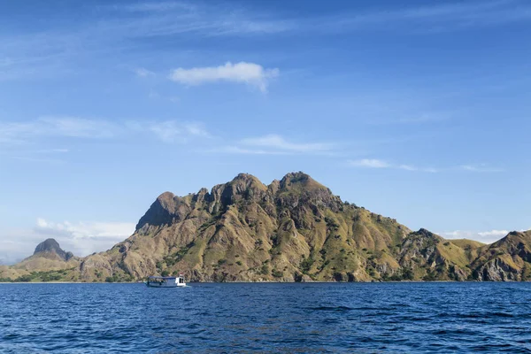 Barco Solitario Junto Una Montaña Aspecto Fresco Isla Pulau Padar — Foto de Stock