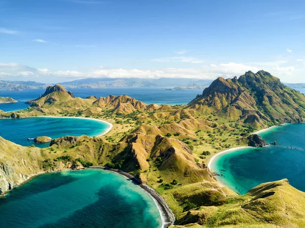 Komodo arasında Pulau Padar Adası ve Rinca Islands Labuan Bajo Endonezya yanında havadan görünümü.