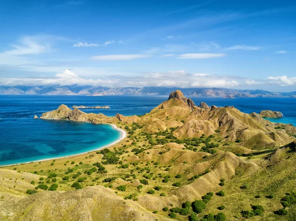 Komodo arasında Pulau Padar Adası ve Rinca Islands yanında Labuan Bajo Endonezya kumsalda havadan görünümü.