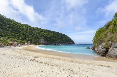 Atuh plaj yakınındaki Bali Nusa Penida aşağı yürüyüş. 