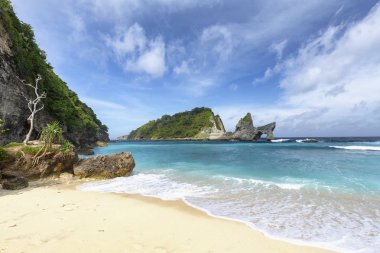 Atuh Beach yakınındaki Bali Nusa Penida üzerinde beyaz kum.