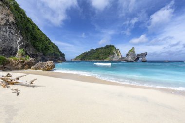 Nusa Penida, Bali, Endonezya yakınındaki küçük bir ada Beach'de Atuh sonundaki küçük dalgalar gürültüyle çarpmak. 