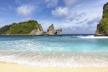 Yeşil ve mavi Atuh Beach Nusa Penida üzerinde farklı tonları, küçük bir ada Bali, Endonezya rahat.. 